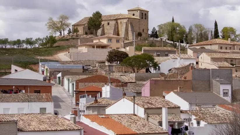 Vista de Belmontejo y su iglesia